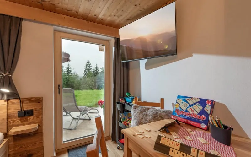 chalet_der_erzstadl_krinbergweg_2_kirchberg_zweibettzimmer_spieletisch.jpg